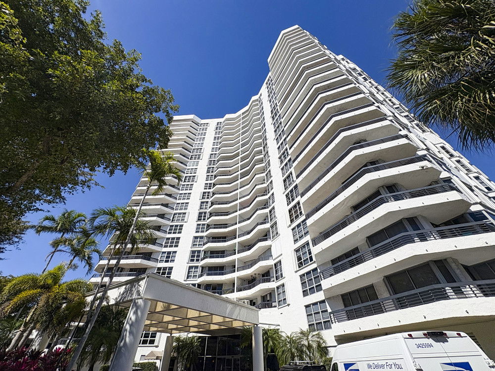 Mystic Pointe Tower 600 - 1